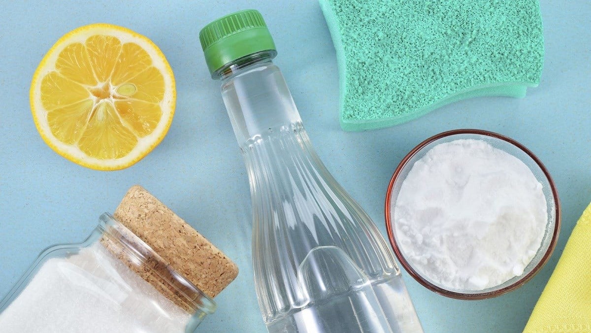 Tránh sử dụng những hóa chất tẩy rửa mạnh khi vệ sinh 