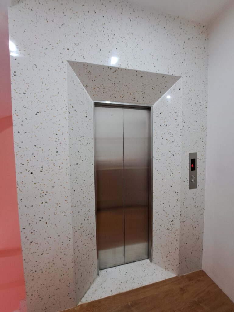 Đảm bảo độ bền của đá ốp thang máy