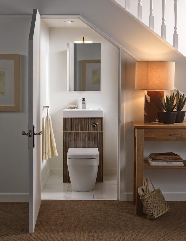 Nhà vệ sinh dưới gầm cầu thang giúp tiết kiệm diện tích và tăng tính thẩm mỹ cho ngôi nhà