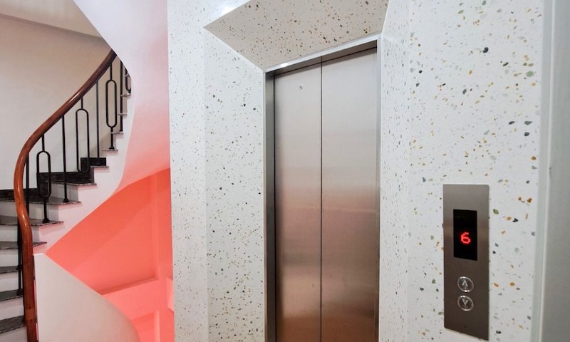 Sử dụng đá ốp thang máy để làm tăng thêm vẻ đẹp cho khu vực mặt tiền thang máy